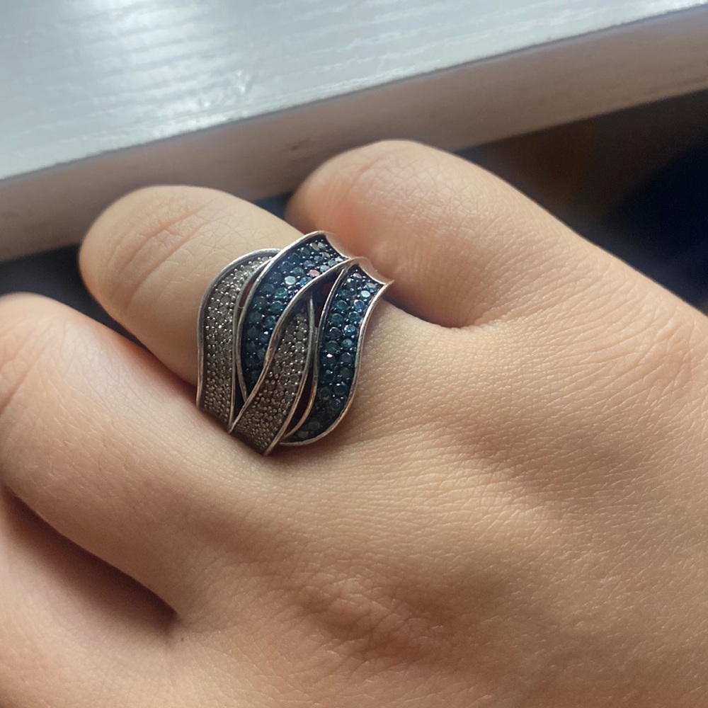 Blue and white Diamond ring